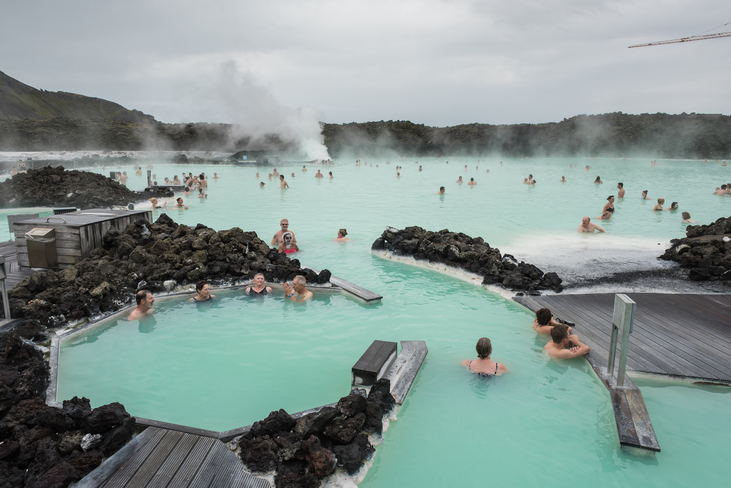 Где находятся горячие источники. Голубая Лагуна (Гриндавик, Исландия). Голубая Лагуна спа Исландия. Голубая Лагуна - геотермальный бассейн в Исландии. Исландия термальные источники голубая Лагуна.
